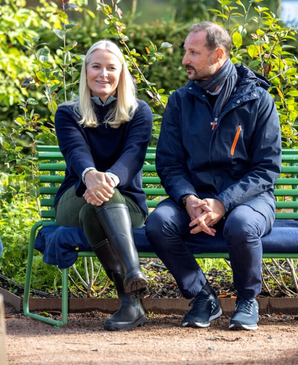 La princesse Mette-Marit de Norvège, le prince Haakon de Norvège lors d'une rencontre avec des enfants et des représentants de l’entreprise d’aménagement paysager « U.Reist » et de l’association communautaire de culture Lilleaker Samdyrkelag au Jardin de Fåbro à Oslo. Le 25 septembre 2024  