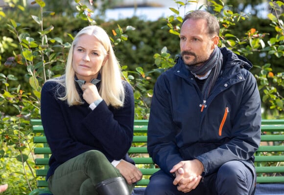 La maison royale explique ainsi que "par conséquent, nous trouvons naturel de partager cette information cette fois-ci. Nous vous informerons des modifications apportées au programme officiel si nécessaire."
La princesse Mette-Marit de Norvège, le prince Haakon de Norvège lors d'une rencontre avec des enfants et des représentants de l'entreprise d'aménagement paysager " U.Reist " et de l'association communautaire de culture Lilleaker Samdyrkelag au Jardin de Fåbro à Oslo. Le 25 septembre 2024