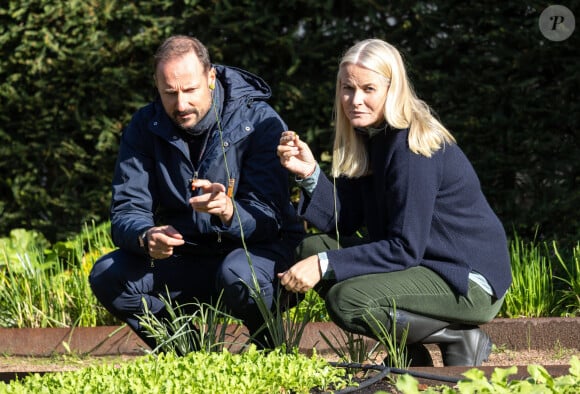 La princesse Mette-Marit de Norvège, le prince Haakon de Norvège lors d'une rencontre avec des enfants et des représentants de l’entreprise d’aménagement paysager « U.Reist » et de l’association communautaire de culture Lilleaker Samdyrkelag au Jardin de Fåbro à Oslo. Le 25 septembre 2024  