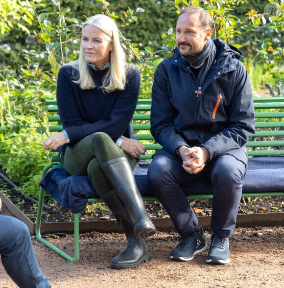 La princesse Mette-Marit de Norvège, le prince Haakon de Norvège lors d'une rencontre avec des enfants et des représentants de l’entreprise d’aménagement paysager « U.Reist » et de l’association communautaire de culture Lilleaker Samdyrkelag au Jardin de Fåbro à Oslo. Le 25 septembre 2024  