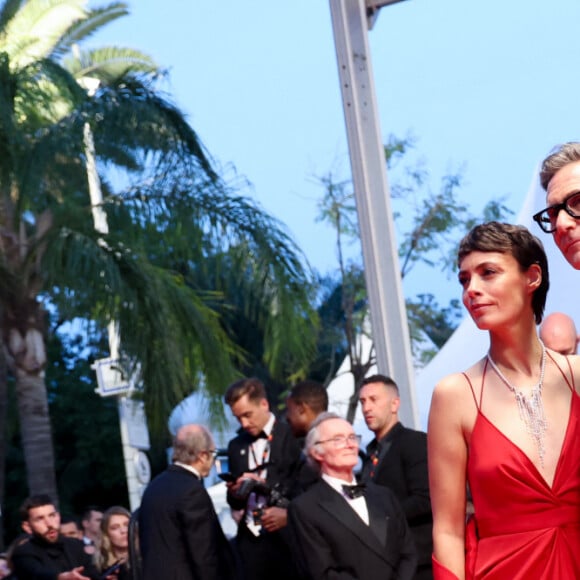 Michel Hazanavicius et sa femme Bérénice Bejo - Descente des marches du film " La plus précieuse des marchandises " lors du 77ème Festival International du Film de Cannes, au Palais des Festivals à Cannes. Le 24 mai 2024 © Jacovides-Moreau / Bestimage 