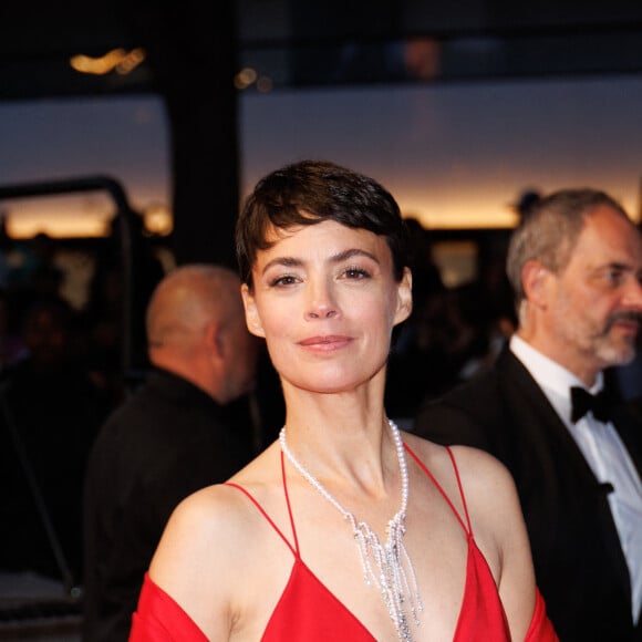 Bérénice Bejo - Descente des marches du film " La plus précieuse des marchandises " lors du 77ème Festival International du Film de Cannes, au Palais des Festivals à Cannes. Le 24 mai 2024 © Jacovides-Moreau / Bestimage 