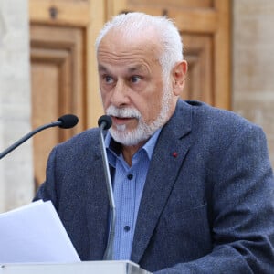 Francis Perrin - Dévoilement d'une plaque commémorative en l'honneur de Jean-Claude Brialy sur la façade de l'immeuble où il vécut 25 quai de Bourbon Paris 4ème, à Paris, France, le 14 juin 2023. © Coadic Guirec/Bestimage