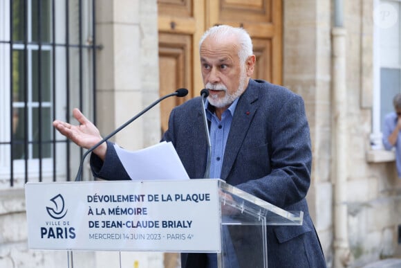 Francis Perrin - Dévoilement d'une plaque commémorative en l'honneur de Jean-Claude Brialy sur la façade de l'immeuble où il vécut 25 quai de Bourbon Paris 4ème, à Paris, France, le 14 juin 2023. © Coadic Guirec/Bestimage