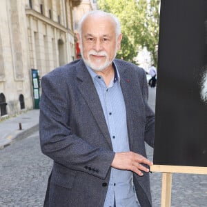 Francis Perrin - Dévoilement d'une plaque commémorative en l'honneur de Jean-Claude Brialy sur la façade de l'immeuble où il vécut 25 quai de Bourbon Paris 4ème, à Paris, France, le 14 juin 2023. © Coadic Guirec/Bestimage