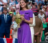 Après plusieurs mois de chimiothérapie, la future reine consort a déjà fait plusieurs apparitions
Catherine (Kate) Middleton remet la coupe à Carlos Alcaraz après sa victoire face à Novak Djokovic en finale du tournoi de Wimbledon 2024 (6/2 - 6/2 - 7/6), le 14 juillet 2024