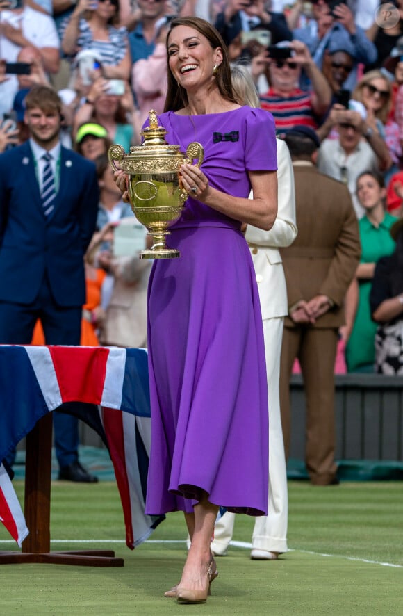 Après plusieurs mois de chimiothérapie, la future reine consort a déjà fait plusieurs apparitions
Catherine (Kate) Middleton remet la coupe à Carlos Alcaraz après sa victoire face à Novak Djokovic en finale du tournoi de Wimbledon 2024 (6/2 - 6/2 - 7/6), le 14 juillet 2024