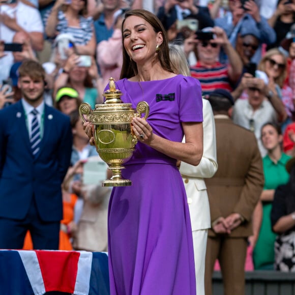 Après plusieurs mois de chimiothérapie, la future reine consort a déjà fait plusieurs apparitions
Catherine (Kate) Middleton remet la coupe à Carlos Alcaraz après sa victoire face à Novak Djokovic en finale du tournoi de Wimbledon 2024 (6/2 - 6/2 - 7/6), le 14 juillet 2024