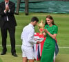 Elle pratique le cardio et la musculation au quotidien, et fait très régulièrement du yoga et du cyclisme
Catherine (Kate) Middleton remet la coupe à Carlos Alcaraz après sa victoire face à Novak Djokovic en finale du tournoi de Wimbledon 2023