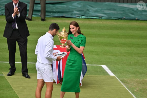 Elle pratique le cardio et la musculation au quotidien, et fait très régulièrement du yoga et du cyclisme
Catherine (Kate) Middleton remet la coupe à Carlos Alcaraz après sa victoire face à Novak Djokovic en finale du tournoi de Wimbledon 2023