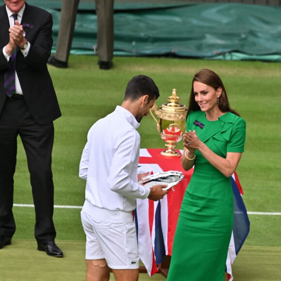 Elle pratique le cardio et la musculation au quotidien, et fait très régulièrement du yoga et du cyclisme
Catherine (Kate) Middleton remet la coupe à Carlos Alcaraz après sa victoire face à Novak Djokovic en finale du tournoi de Wimbledon 2023