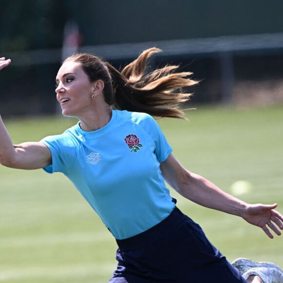 Catherine Kate Middleton, princesse de Galles, participe à des exercices de rugby lors d'une visite au Maidenhead Rugby Club, dans le Berkshire, le 7 juin 2023. Son Altesse Royale se rendra ensuite au club-house pour une conversation sur les expériences de la petite enfance, de la paternité et l'impact que des contextes tels que les clubs sportifs locaux peuvent avoir sur la création d'un réseau de soutien autour de ceux qui aident à élever des enfants.  The Princess of Wales, Patron of the Rugby Football Union, met local and national male players at Maidenhead Rugby Club to discuss the Shaping Us campaign. During her visit, The Princess will take part in rugby drills on the pitch with a number of local and professional players. Her Royal Highness will then head inside to the clubhouse for a conversation around early childhood experiences, fatherhood, and the impact that settings such as local sports clubs can have in creating a network of support around those who are helping to raise children. June 7th, 2023. 