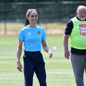 Catherine Kate Middleton, princesse de Galles, participe à des exercices de rugby lors d'une visite au Maidenhead Rugby Club, dans le Berkshire, le 7 juin 2023. Son Altesse Royale se rendra ensuite au club-house pour une conversation sur les expériences de la petite enfance, de la paternité et l'impact que des contextes tels que les clubs sportifs locaux peuvent avoir sur la création d'un réseau de soutien autour de ceux qui aident à élever des enfants.  The Princess of Wales, Patron of the Rugby Football Union, met local and national male players at Maidenhead Rugby Club to discuss the Shaping Us campaign. During her visit, The Princess will take part in rugby drills on the pitch with a number of local and professional players. Her Royal Highness will then head inside to the clubhouse for a conversation around early childhood experiences, fatherhood, and the impact that settings such as local sports clubs can have in creating a network of support around those who are helping to raise children. June 7th, 2023. 