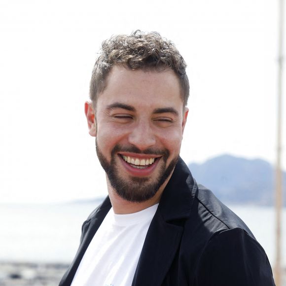 Ces derniers, tentant de surmonter le deuil, ont pris une grande décision.
Marwan Berreni lors du photocall de "Plus Belle La Vie" lors du festival Cannes Series 2022. Cannes le 23 avril 2022