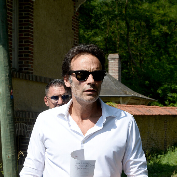Anthony Delon et son demi-frère Alain-Fabien découvrent les hommages devant les grilles de la propriété de Douchy, quelques heures avant les obsèques de leur père, A.Delon, le 24 août 2024. Décédé le 18 août 2024, l'acteur a rendu son dernier souffle, entouré des siens dans sa propriété de Douchy, où il sera inhumé, le 24 août 2024 vers 17 heures dans une chapelle, construite il y a une vingtaine d'années.  Anthony Delon and his half-brother Alain-Fabien discover the tributes in front of the gates of the Douchy property, a few hours before the funeral of their father, A. Delon, on August 24, 2024. Deceased on August 18, 2024, the actor took his last breath, surrounded by his family in his Douchy property, where he will be buried on August 24, 2024 around 5 p.m. in a chapel, built around twenty years ago. 