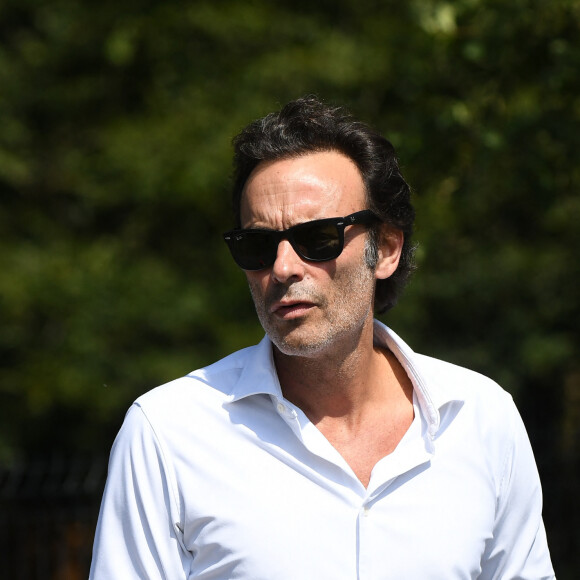 Anthony Delon et son demi-frère Alain-Fabien découvrent les hommages devant les grilles de la propriété de Douchy, quelques heures avant les obsèques de leur père, A.Delon, le 24 août 2024. Décédé le 18 août 2024, l'acteur a rendu son dernier souffle, entouré des siens dans sa propriété de Douchy, où il sera inhumé, le 24 août 2024 vers 17 heures dans une chapelle, construite il y a une vingtaine d'années.  Anthony Delon and his half-brother Alain-Fabien discover the tributes in front of the gates of the Douchy property, a few hours before the funeral of their father, A. Delon, on August 24, 2024. Deceased on August 18, 2024, the actor took his last breath, surrounded by his family in his Douchy property, where he will be buried on August 24, 2024 around 5 p.m. in a chapel, built around twenty years ago. 