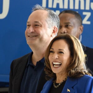 La vice-présidente Kamala Harris et son mari, le second gentleman Douglas Emhoff, sourient en voyant leurs partisans à Wright Brothers. Aero, Inc. lors du lancement de la tournée Harris Walz Bus à travers l'ouest de la Pennsylvanie le dimanche 18 avril 2024 à Pittsburgh. Photo par Archie Carpenter/UPI/ABACAPRESS.COM