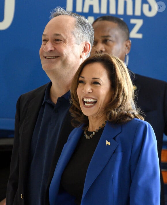 La vice-présidente Kamala Harris et son mari, le second gentleman Douglas Emhoff, sourient en voyant leurs partisans à Wright Brothers. Aero, Inc. lors du lancement de la tournée Harris Walz Bus à travers l'ouest de la Pennsylvanie le dimanche 18 avril 2024 à Pittsburgh. Photo par Archie Carpenter/UPI/ABACAPRESS.COM