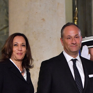 La vice-présidente américaine Kamala Harris et son mari Douglas Emhoff arrivent au palais de l'Élysée pour le dîner inaugural du premier jour du Forum de Paris sur la paix, le 11 novembre 2021 à Paris, en France. Photo par Christian Liewig /ABACAPRESS.COM