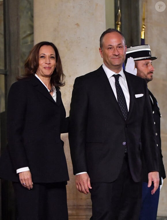 La vice-présidente américaine Kamala Harris et son mari Douglas Emhoff arrivent au palais de l'Élysée pour le dîner inaugural du premier jour du Forum de Paris sur la paix, le 11 novembre 2021 à Paris, en France. Photo par Christian Liewig /ABACAPRESS.COM