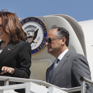 La vice-présidente des États-Unis Kamala Harris (à gauche) et le second gentleman Douglas Emhoff (à droite) arrivent à l'aéroport du comté d'Allegheny pour une visite à Pittsburgh où elle discutera des investissements de l'administration Biden pour supprimer et remplacer les canalisations en plomb dans tout le pays, à Pittsburgh, Pennsylvanie, États-Unis, le 17 juin 2022. Photo par David Maxwell/Pool/ABACAPRESS.COM