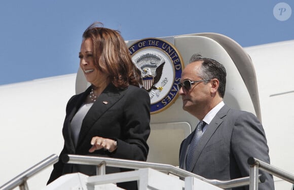 La vice-présidente des États-Unis Kamala Harris (à gauche) et le second gentleman Douglas Emhoff (à droite) arrivent à l'aéroport du comté d'Allegheny pour une visite à Pittsburgh où elle discutera des investissements de l'administration Biden pour supprimer et remplacer les canalisations en plomb dans tout le pays, à Pittsburgh, Pennsylvanie, États-Unis, le 17 juin 2022. Photo par David Maxwell/Pool/ABACAPRESS.COM