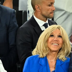 (De gauche à droite) Le président français, Emmanuel Macron, son épouse, Brigitte Macron et Douglas Emhoff pendant le match de la médaille d'or de la finale du basket-ball féminin entre l'équipe de France et l'équipe des États-Unis lors de la seizième journée des Jeux olympiques d'été de Paris 2024 à Bercy Arena, le 11 août 2024 à Paris, en France. Photo par Laurent Zabulon/ABACAPRESS.COM