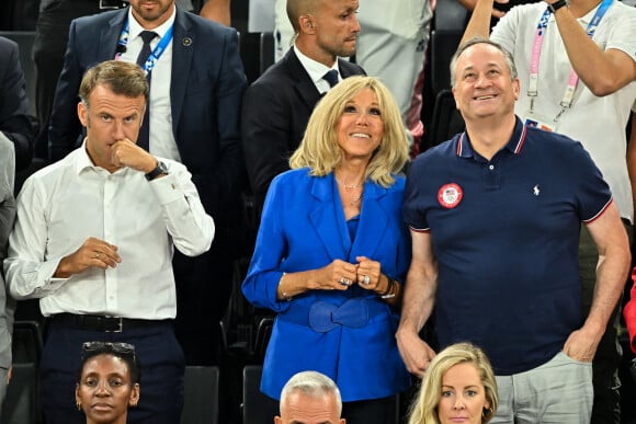 (De gauche à droite) Le président français, Emmanuel Macron, son épouse, Brigitte Macron et Douglas Emhoff pendant le match de la médaille d'or de la finale du basket-ball féminin entre l'équipe de France et l'équipe des États-Unis lors de la seizième journée des Jeux olympiques d'été de Paris 2024 à Bercy Arena, le 11 août 2024 à Paris, en France. Photo par Laurent Zabulon/ABACAPRESS.COM