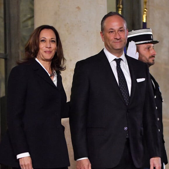 Or, au cours de ce premier mariage, il a trompé sa femme avec la nounou de sa fille...La vice-présidente américaine Kamala Harris et son mari Douglas Emhoff arrivent au palais de l'Élysée pour le dîner inaugural du premier jour du Forum de Paris sur la paix, le 11 novembre 2021 à Paris, en France. Photo par Christian Liewig /ABACAPRESS.COM