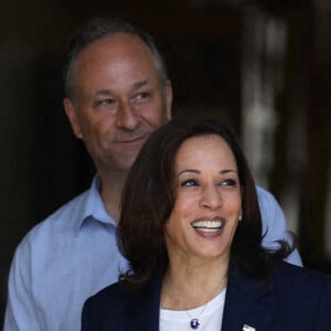 La vice-présidente Kamala Harris et son mari, le second gentleman Douglas Emhoff, font une visite surprise à la station 19 du LAFD dans le quartier de Brentwood à Los Angeles, Californie, États-Unis, dans le cadre de la célébration des vacances du 4 juillet 2021. Photo par David Swanson/Pool/ABACAPRESS.COM