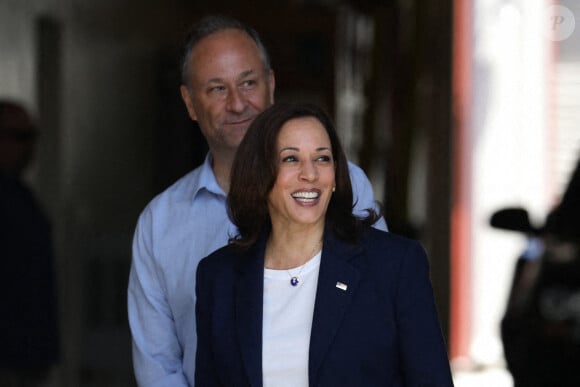 La vice-présidente Kamala Harris et son mari, le second gentleman Douglas Emhoff, font une visite surprise à la station 19 du LAFD dans le quartier de Brentwood à Los Angeles, Californie, États-Unis, dans le cadre de la célébration des vacances du 4 juillet 2021. Photo par David Swanson/Pool/ABACAPRESS.COM