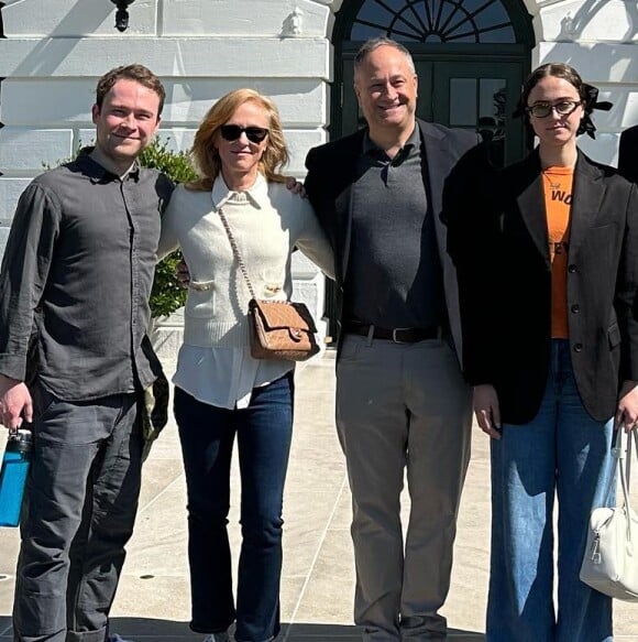 Avant de rencontrer son actuelle épouse, il a été marié à Kerstin, avec qui il a eu deux enfants...Kerstin Emhoff et son ex-mari Douglas et leurs enfants, Cole et Ella en 2023