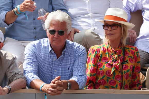 Il a eu deux enfants avec sa première épouse, dont Pierre Dhostel.Pierre Dhostel et Carole Bellemare dans les tribunes lors des Internationaux de France Roland Garros 2023 le 11 juin 2023 à Paris, France. Photo par Nasser Berzane/ABACAPRESS.COM