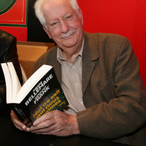 Pierre Bellemare pose avec son dernier livre lors du Salon du Livre qui s'est tenu à la Porte de Versailles à Paris, France, le 25 mars 2007. Photo par Denis Guignebourg/ABACAPRESS.COM