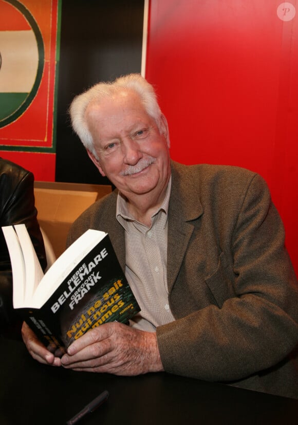 Pierre Bellemare pose avec son dernier livre lors du Salon du Livre qui s'est tenu à la Porte de Versailles à Paris, France, le 25 mars 2007. Photo par Denis Guignebourg/ABACAPRESS.COM