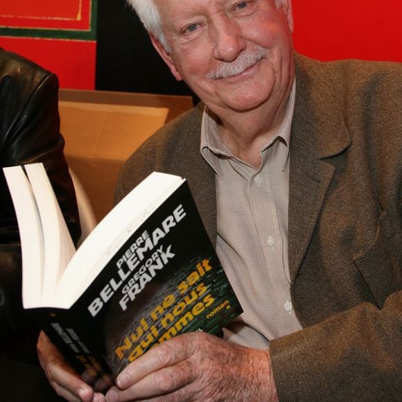 Pierre Bellemare pose avec son dernier livre lors du Salon du Livre qui s'est tenu à la Porte de Versailles à Paris, France, le 25 mars 2007. Photo par Denis Guignebourg/ABACAPRESS.COM