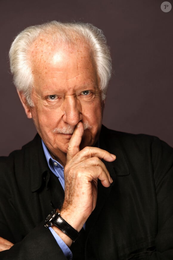 Pierre Bellemare pose lors d'une séance photo à Paris, France, en novembre 2009. Photo par VIM/ABACAPRESS.COM