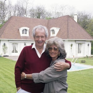 A la naissance de sa fille, Bellemare a quitté sa première femme pour aller vivre avec Roselyne, la seconde.En France, à L'Etang-la-Ville, Pierre Bellemare posant chez lui avec sa femme Roselyne en avril 1989.