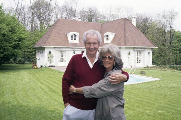 A la naissance de sa fille, Bellemare a quitté sa première femme pour aller vivre avec Roselyne, la seconde.En France, à L'Etang-la-Ville, Pierre Bellemare posant chez lui avec sa femme Roselyne en avril 1989.