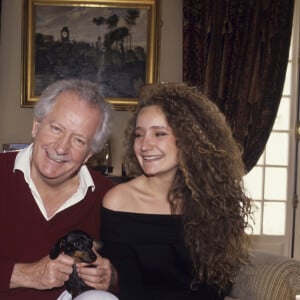 Avec Roselyne, Bellemare a eu un troisième enfant, Paria Pia...En France, à L'Etang-la-Ville, Pierre Bellemare posant chez lui avec sa fille Paria Pia en avril 1989.