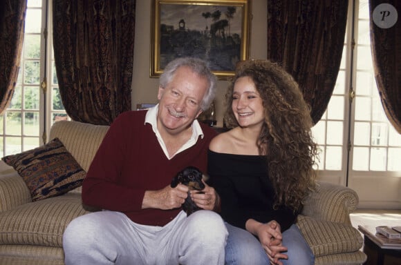 Avec Roselyne, Bellemare a eu un troisième enfant, Paria Pia...En France, à L'Etang-la-Ville, Pierre Bellemare posant chez lui avec sa fille Paria Pia en avril 1989.