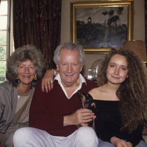 En France, à L'Etang-la-Ville, Pierre Bellemare posant chez lui avec sa femme et sa fille Paria Pia en avril 1989.