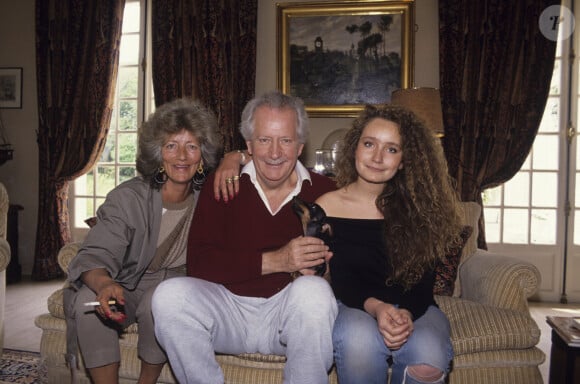 En France, à L'Etang-la-Ville, Pierre Bellemare posant chez lui avec sa femme et sa fille Paria Pia en avril 1989.