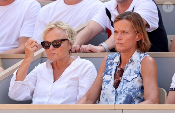 Muriel Robin et sa femme Anne Le Nen en tribunes de l'épreuve de tennis opposant Novak Djokovic à Rafael Nadal lors des Jeux Olympiques de Paris 2024 (JO) à Roland Garros, à Paris, France, le 29 juillet 2024. © Jacovides-Perusseau/Bestimage 