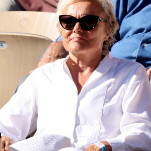 Muriel Robin - Célébrités dans les tribunes des Internationaux de France de tennis de Roland Garros 2024 à Paris le 7 juin 2024. © Jacovides-Moreau/Bestimage 