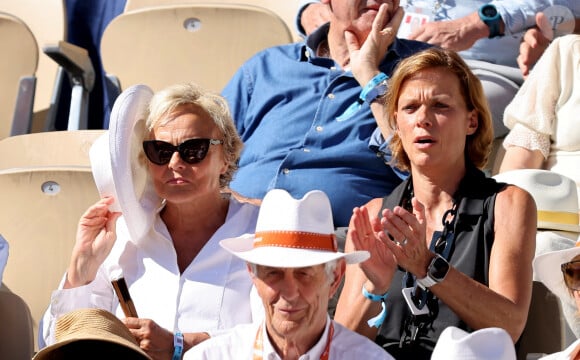 Muriel Robin et sa femme Anne Le Nen - Célébrités dans les tribunes des Internationaux de France de tennis de Roland Garros 2024 à Paris le 7 juin 2024. © Jacovides-Moreau/Bestimage 