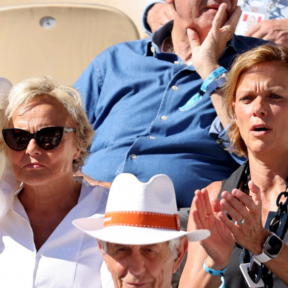 Muriel Robin et sa femme Anne Le Nen - Célébrités dans les tribunes des Internationaux de France de tennis de Roland Garros 2024 à Paris le 7 juin 2024. © Jacovides-Moreau/Bestimage 