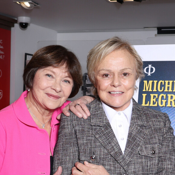 Exclusif - Macha Méril et Muriel Robin lors du dévoilement du timbre Michel Legrand réalisé par l'artiste Mathieu Persan (Vente anticipée le 23/02, vente général le 24/02 Tirage : 705 000) à la librairie "Le Carré d'Encre" à Paris le 12 décembre 2023. © Denis Guignebourg : Bestimage 