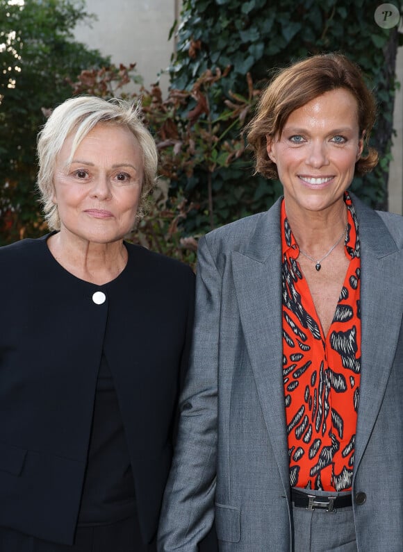 Muriel Robin et Anne Le Nen lors de l'inauguration du jardin des ambassadeurs Line Renaud à Paris le 2 octobre 2023. © Coadic Guirec / Bestimage 