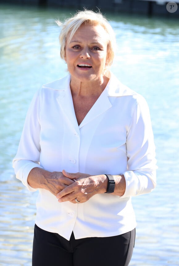 Muriel Robin lors du photocall du film "Les yeux grands fermés" lors de la 25ème édition du Festival de la fiction de la Rochelle, France, le 14 septembre 2023. © Denis Guignebourg/BestImage 